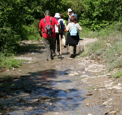 Travessant el Torrent del Cau Negre. Autor: Carlos Albacete