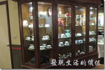 台北-佩斯坦咖啡館。櫥櫃內也有好多小玩藝可以看。