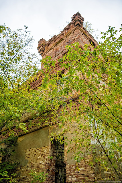Кирпичная башня дома-замка