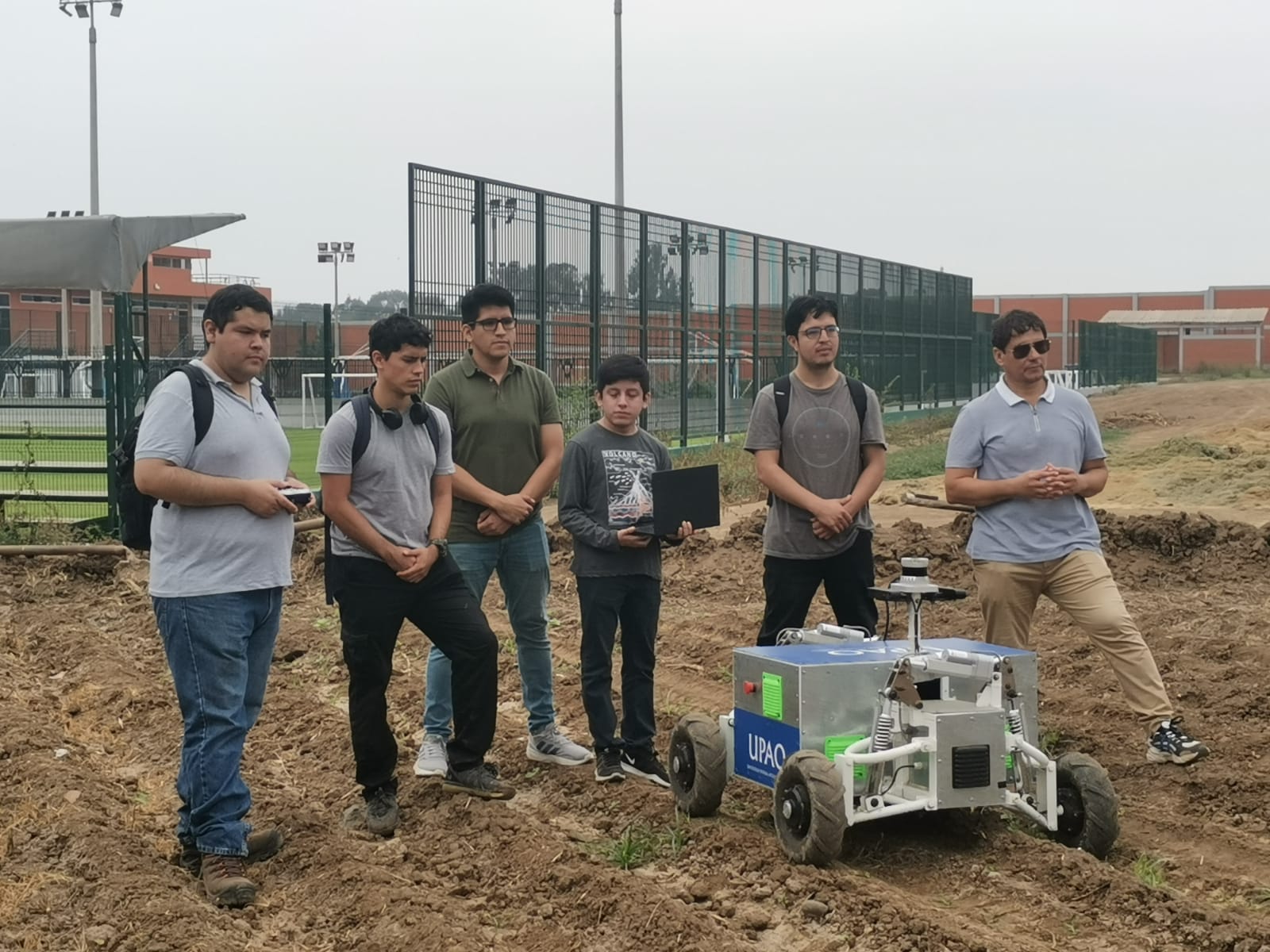  Investigadores de UPAO Trujillo crean robot que mejora cosecha de arándano