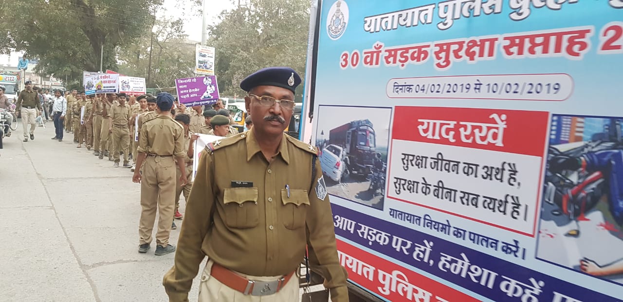 हेमंत पाटीदार एवं उनकी टीम द्वारा सड़क सुरक्षा को लेकर लोगों में रैली के माध्यम जागरूकता दिलाई जा रही है।
