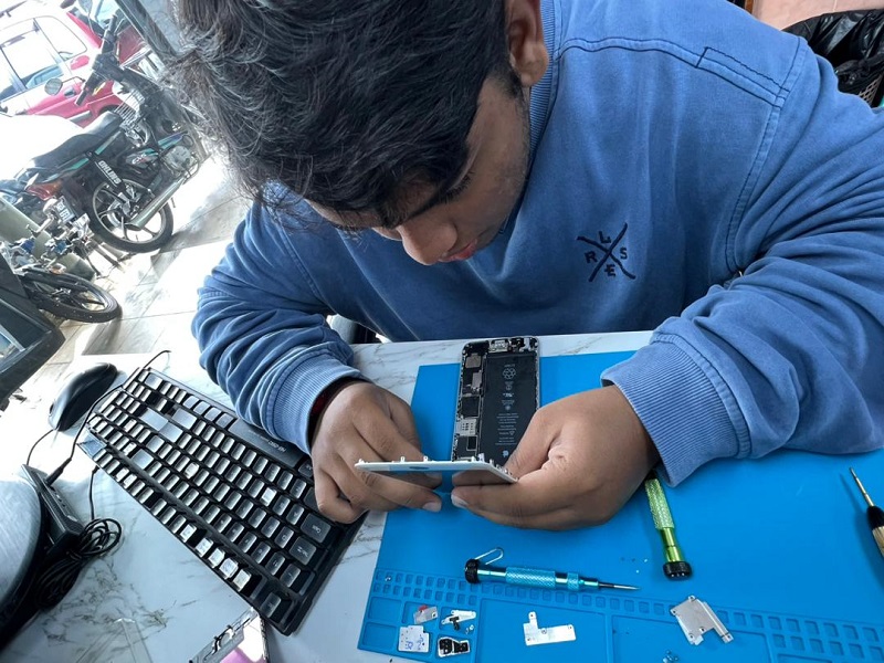 Face-to-face phone repair at Gila Gadget Sri Serdang,