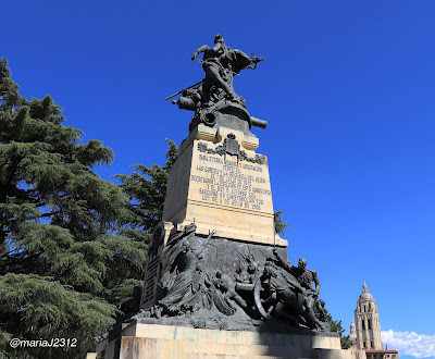 Monumento a Daoíz y Velarde frente al  alcázar de Segovia