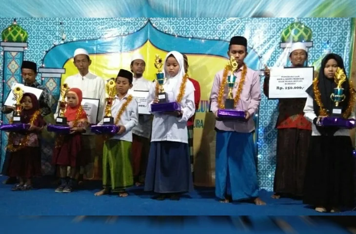 Para siswa-siswi berprestasi di Haflatul Imtihan Madrasah Mambaul Ulum Guluk-Guluk mendapat penghargaan dari Wakil Bupati Sumenep Achmad Fauzi