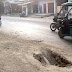 गाजीपुर में जानलेवा हुए हाईवे के गड्ढे, सीवर लाइन की खुदाई कर छोड़ दी गई सड़क
