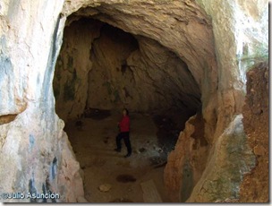 Interior de la galeria de la Cova de les Mallaetes - Barx