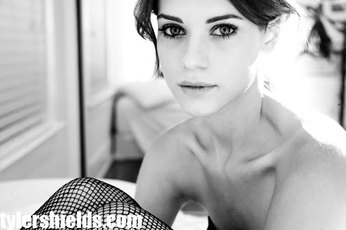 Lyndsy fonseca Dar por heridas las palabras y ocultarlas en mi pecho