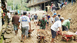 Wujud Kemanunggalan TNI...! Babinsa Ajak Masyarakat Kerja Bakti Bersihkan Longsor...