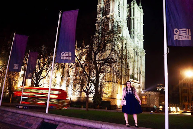 Plus size blogger infront of Westminster Abbey in London