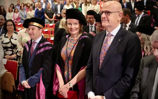 Queen Mathilde wore a floral print silk georgette dress by Dries van Noten. Armani red pumps. Erika Vlieghe and Jordi Sunyer