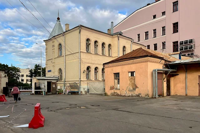 Чистопрудный бульвар, дворы, бывший Дом призрения заслуженных престарелых членов почтово-телеграфного ведомства (здание построено в 1898 году)