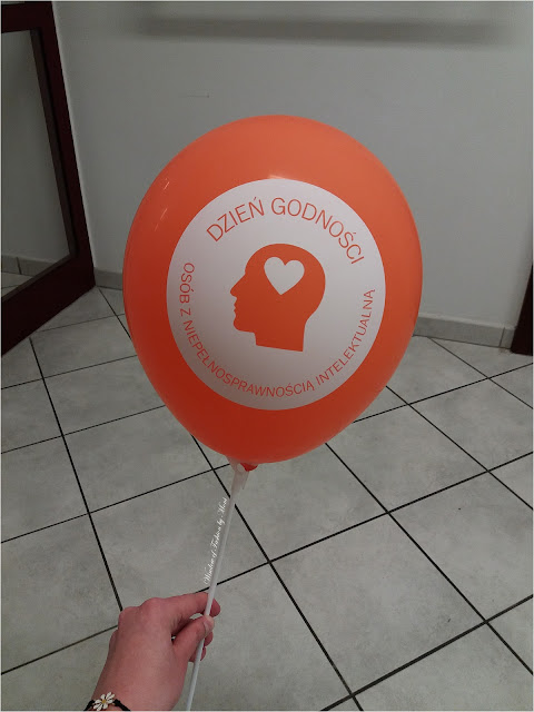 Pomarańczowy balon z Marszu Godności Osób Niepełnosprawnych