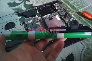 Acer One 14 menggunakan 4 buah baterai 18650