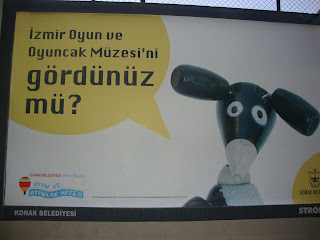 İZMİR OYUN VE OYUNCAK MÜZESİ, OYUNCAK, SUNAY AKIN, BARBİE, ÜMRAN BARADAN, ÇOCUKLA GEZİLECEK YERLER, OYUNCAK, MÜZE, HACİVAT KARAGÖZ GÖLGE OYUNU