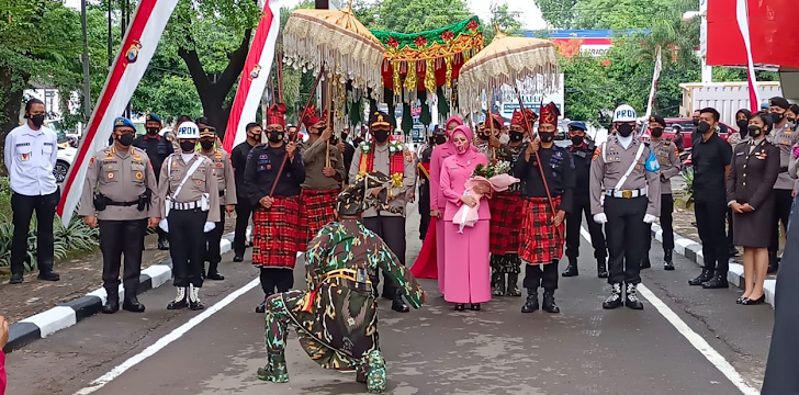 Kapolda Sulsel Baru Irjen Pol Nana Sudjana Dan Ny. Shinta Nana Disambut Tarian Adat Bugis Makassar Angngaru