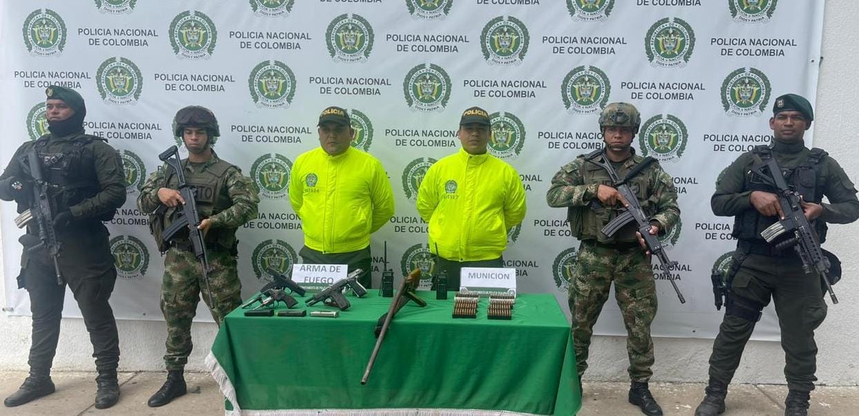 https://www.notasrosas.com/ Incautadas cinco armas de fuego ilegales, accesorios, municiones y radios de comunicación en zona rural de Riohacha
