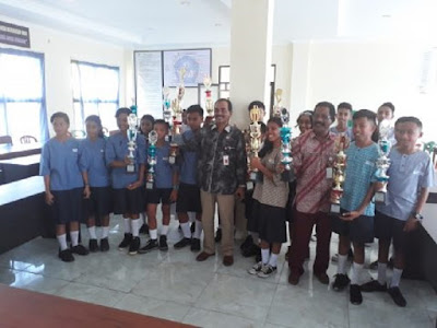 Dinas Pendidikan Kota Ambon Bagikan Piala Festival Lomba Seni Siswa Nasonal (FLS2N)