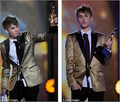 justin bieber selena gomez billboard awards kiss. Justin Bieber gives his award