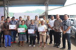 Polres Kepulauan Yapen Salurkan 100 Paket Sembako Kepada Masyarakat