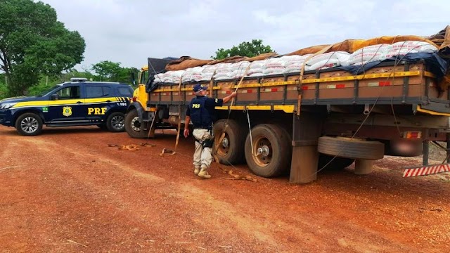 PRF flagra caminhão com excesso de peso e autua motorista na BR-343, em Parnaíba