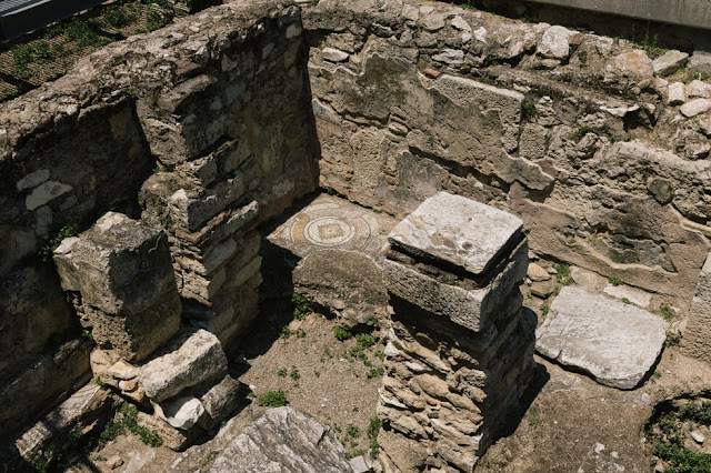 Aπομεινάρια του ναού του Αγίου Θωμά. Η αρχαιολογική σκαπάνη έχει αποκαλύψει τέσσερις διαφορετικές φάσεις. [Credit: Πάρις Ταβιτιάν/ LIFO]