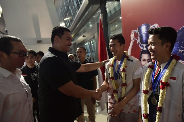 Menpora Sambut Kedatangan Juara All England 2024 di Bandara 