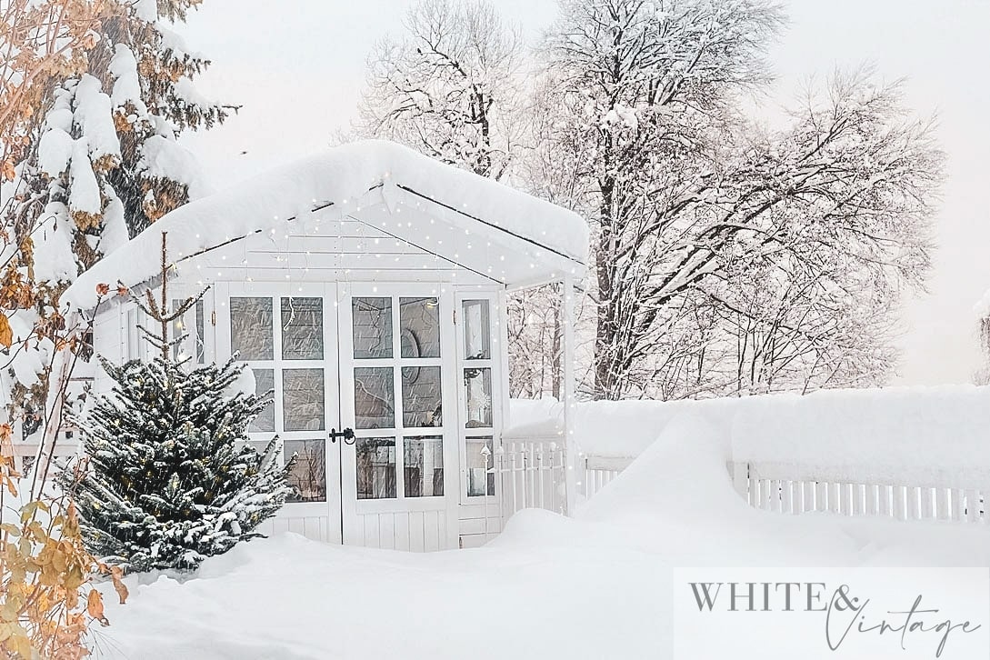 Winterbilder: Gartenhaus im Schnee