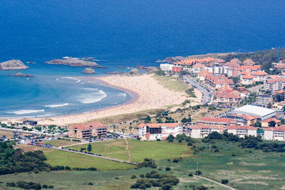 Fascinante ciudad junto a la costa en la Isla Cantabria, España. - Coast village cantabria island spain