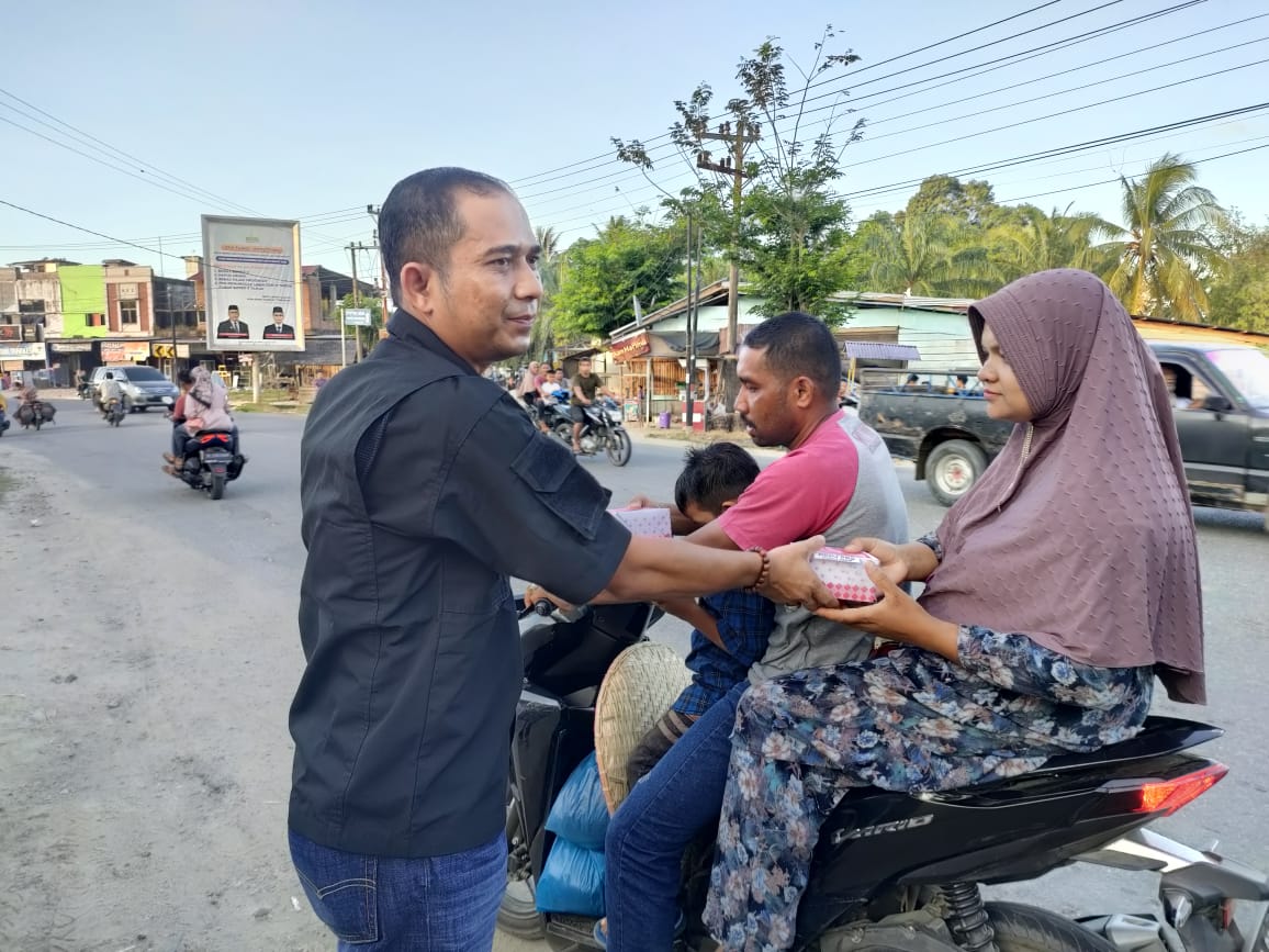 Semarakkan Ramadhan 1443 H, PKS Aceh Timur Bagikan Ratusan Takjil kepada Pengguna Jalan Lintas