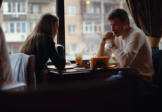 девушка отдыхает с другом в кафе