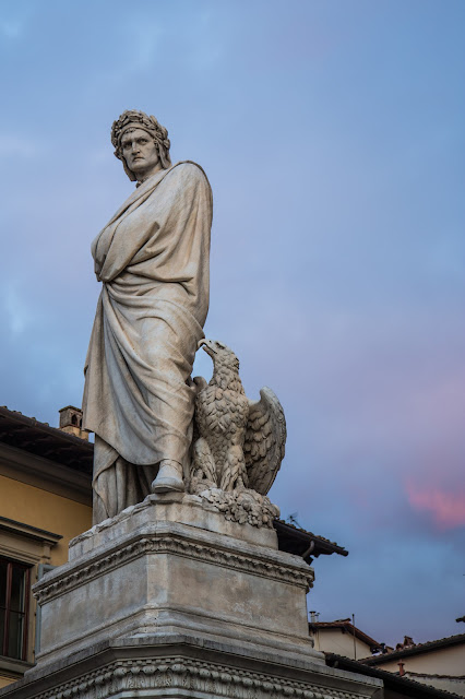 A la izquierda de la fachada principal: monumento a Dante Alighieri :: Canon EOS5D MkIII | ISO100 | Canon 24-105@65mm | f/4.0 | 1/30s