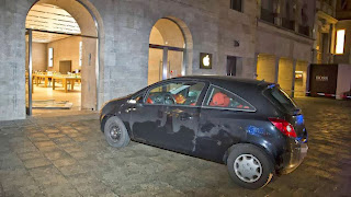 Apple Store di Berlino: ladri sfondano la vetrina con un auto