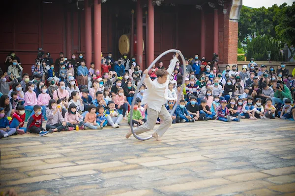 ▲暌違5年，彰化的老朋友、世界級大環藝術家楊世豪在孔廟的演出仍讓觀眾如癡如醉。（走跳藝術祭提供）