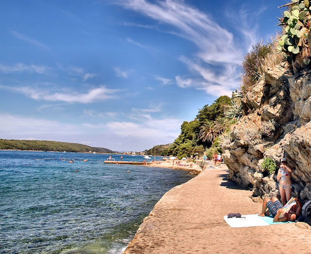 Plaża w mieście Rab widok w stronę parku