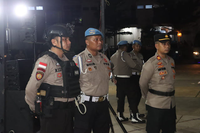 Personel Polresta Barelang Lakukan Pengamanan Acara Kenduri Akbar Rumah Baru Masyarakat Rempang