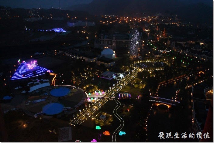 日本北九州-豪斯登堡。夜晚由「德姆特倫高塔」俯瞰「藝術花園」除了可以看到摩天輪之外，也可以看到立體投影的精彩表演。