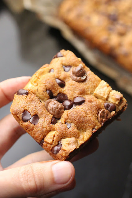 cookies carrés dans un plat