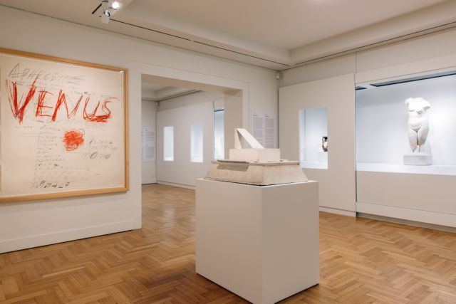 Από την έκθεση «Θεϊκοί Διάλογοι: Cy Twombly και Ελληνική Αρχαιότητα»