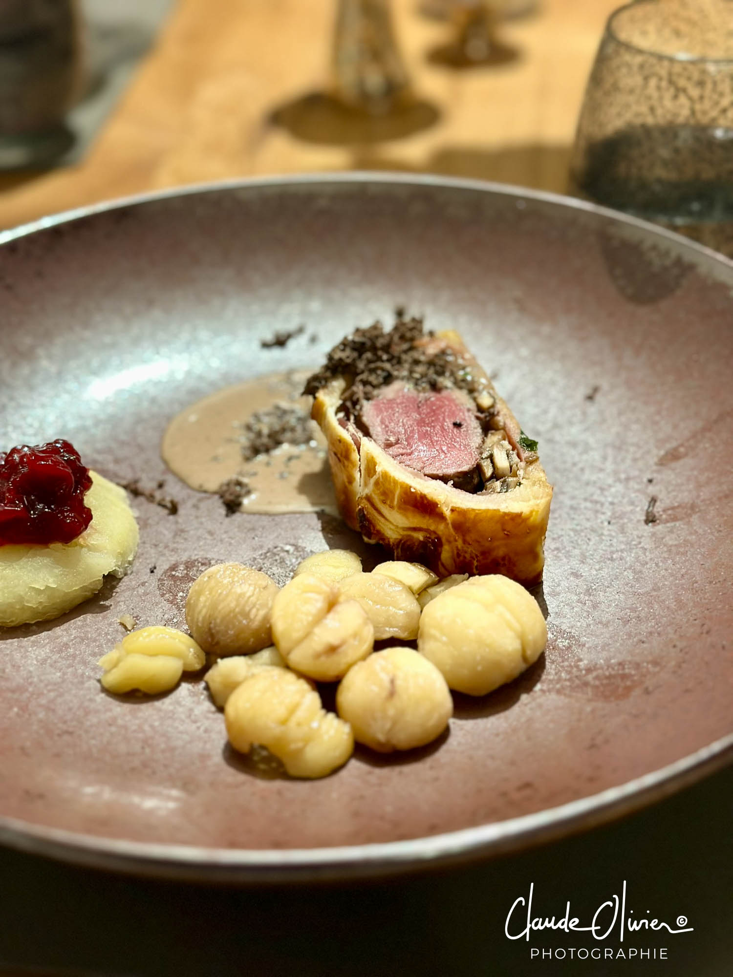 Vue De Face De Fines Couches De Gâteau Avec Du Sucre En Poudre Sur Une  Surface Sombre De Planche De Bois Ronde