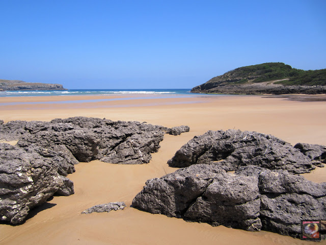 Playa de la Arena en Isla, Arnuero (Cantabria)