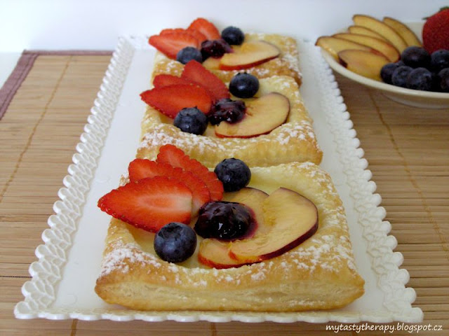 vanilla pudding squares with fruit