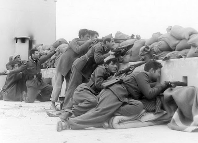 En primer término Antonio Pérez combatiendo en T’Zelata (Foto de Pepe Sabater)  Juan López Moreno se estableció en Sidi Ifni (Foto de su hermano Sotero)