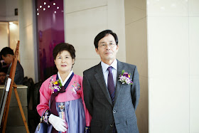 Getting married in Korea - Bride's parents greeting guests