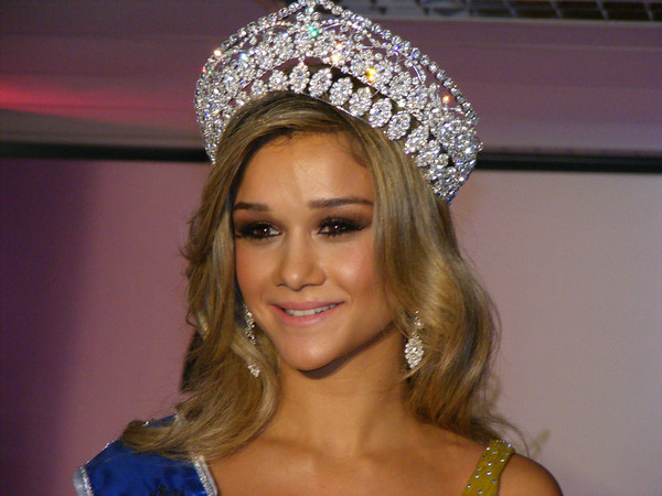 Mariana Bathke was crowned Miss Mundo Santa Catarina 2011