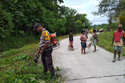 Pilpres 2019 di Papua : Polisi & TNI Kerja Bhakti Bersama Warga Kampung Mosso