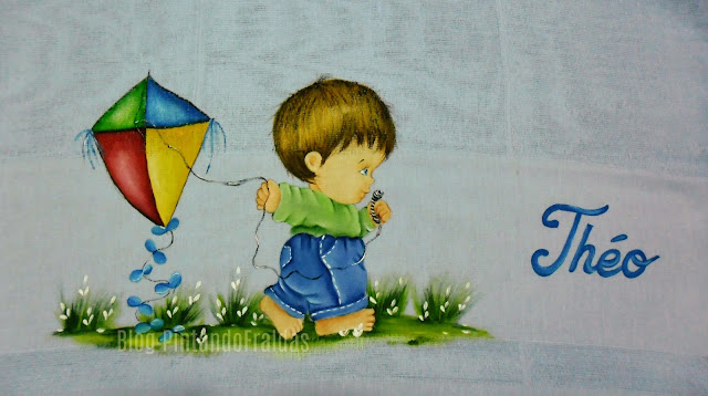 fralda azul com pintura de menino com pipa