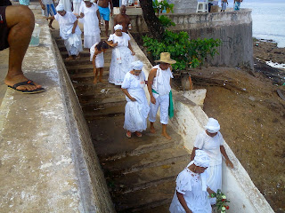 O dia amanheceu com culto em frente á Casa de Iemanjá e entrega de oferendas