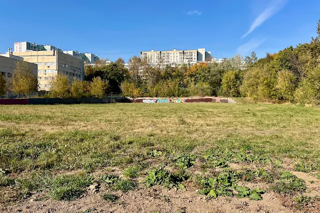 Каспийская улица, заброшенная строительная площадка корпуса станции переливания крови «Центр крови имени О. К. Гаврилова»