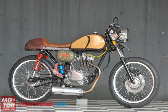 Foto Modifikasi Honda GL bergaya Cafe Racer sokbreker depan yang serasi dengan bodi yang tidak gendut rem bagian belakang dipadukan lengan ayun tambahan variasi handmade konsep minimalis jok kulit berwarna coklat 