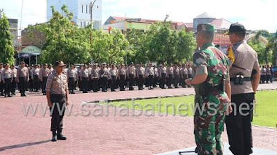 Kompak Kapolres Pinrang dan Dandim 1404 Pimpin Apel Pergeseran Pasukan Pengamanan TPS